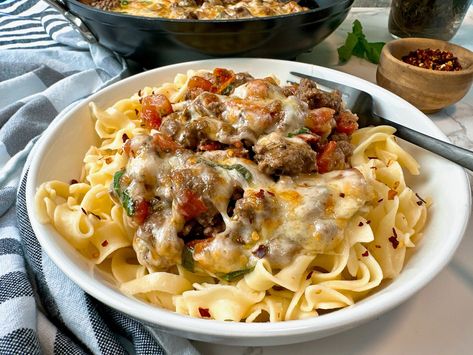 Cheesy Beef and Noodles Pesto Beef, Pasta Dinner Recipes, Lettuce Leaves, Beef And Noodles, Latest Recipe, Sausage Recipes, Italian Dishes, Main Dish Recipes, Weeknight Meals