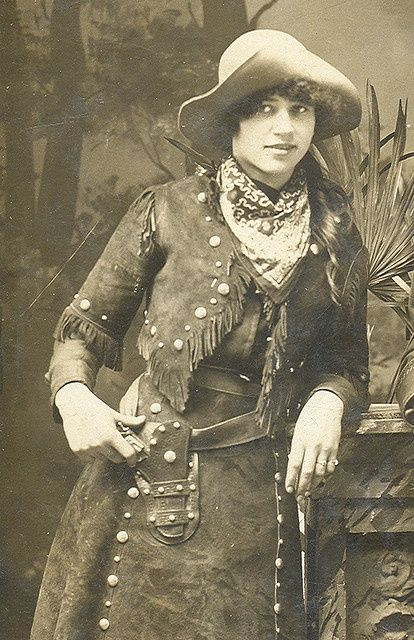 Outlaw Women, Old West Photos, Cowgirl Photo, Wilde Westen, Into The West, Cowboy Girl, The Old West, Cowboys And Indians, Vintage Cowgirl