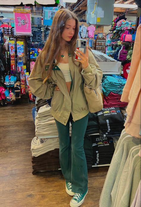 Green Flair Leggings Outfit, Green Flare Cargo Pants Outfit, Green Bell Bottom Pants Outfit, Flared Jeans With Converse, Turquoise Jeans Outfit, Outfits With Green Flare Leggings, Green Flared Jeans Outfit, Green Coudroy Pants Outfits, Green Flares Outfit