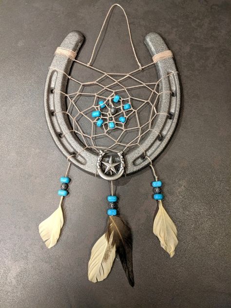 Horseshoe Dreamcatcher Horseshoe Sun Catcher Diy, Yarn Wrapped Horseshoe, Decorated Horseshoes, Dream Catcher Horse Shoes, Horseshoe Dreamcatcher, Dream Catcher Patterns, Dream Catcher Tutorial, Horseshoe Crafts Projects, Horseshoe Projects