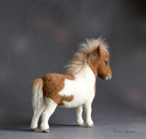 Needle Felted Horse Easy, Needle Felting Diy Tutorials, Felted Horse, Imagination Illustration, Mini Horses, Felted Dolls, Felting Diy, Wool Dolls, Horse Costumes