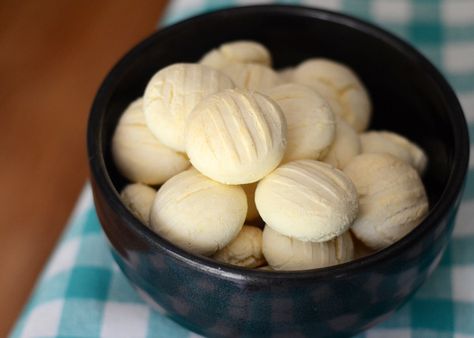 Sequilhos (Brazilian Cornstarch Cookies) - Baking Bites Cornstarch Cookies, Brazilian Dessert, Vanilla Wafer Cookies, Sweetened Condensed Milk Recipes, Condensed Milk Cookies, Brazilian Desserts, Vanilla Wafer, Condensed Milk Recipes, Cookies Baking