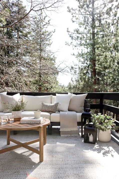 Have you already found the best plants for porch? If not then try one or two more. Outdoor Throw Pillow Ideas, Kitchen Outside, Backyard Renovation, Outdoor Patios, Backyard Fireplace, Patio Inspiration, Patio Style, Backyard Inspiration, Patio Makeover