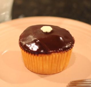 Bavarian cream cupcakes Bavarian Cream, Cream Cupcakes, Banana Cupcakes, Cream Desserts, Chocolate Ganache, Muffin Recipes, Cupcake Recipes, Yummy Cakes, Yummy Dinners