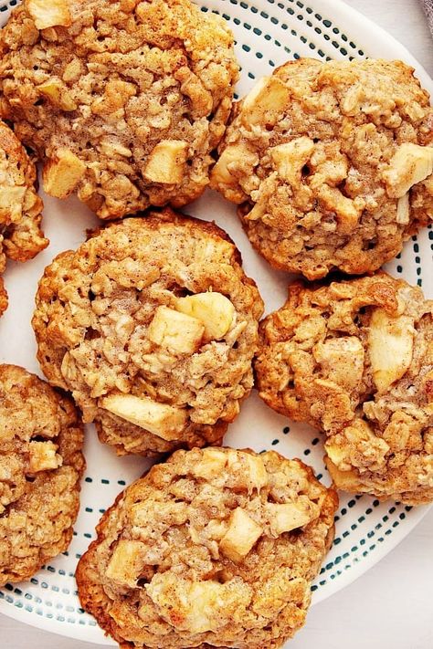 These Apple Oatmeal Cookies are packed with chunks of sweet apples and spiced with cinnamon, cloves and ginger. Zucchini Oatmeal Cookies, Cinnamon Oatmeal Cookies, Fall Desserts Apple, Healthy Pumpkin Dessert, Apple Pie Oatmeal, Apple Oatmeal Cookies, Baked Apple Dessert, Pumpkin Oatmeal Cookies, Sweet Apples