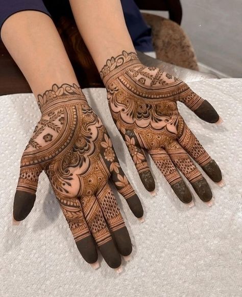 Finger Mehendi, Hand Mehndi Designs, Mehedi Design, Back Hand Mehndi, Indian Henna, Floral Henna Designs, Mehndi Designs Bridal Hands, Beautiful Henna, Mehndi Design Pictures