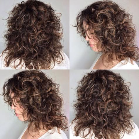 Curly Shag For Medium Length Hair Curly Hairdos, Curly Shag Haircut, Natural Curly Hair Cuts, Medium Length Curly Hair, Medium Curly, Thick Curly Hair, Medium Curly Hair Styles, Haircut Inspiration, Haircuts For Curly Hair