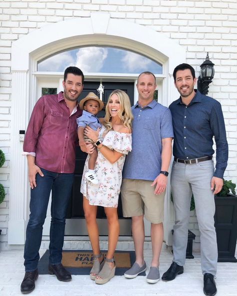 The Crazy Secret Behind Those "Out Of Budget" Homes On Property Brothers Property Brothers Designs, Gaines Fixer Upper, 1920s Interior Design, Property Brother, Hgtv Shows, Popular Interior Design, Property Brothers, Joanna Gaines, Celebrity Houses