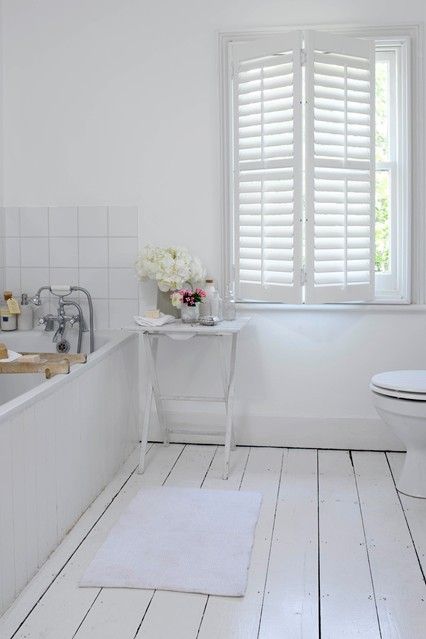 White wood + fresh flowers Painted Bathroom Floors, White Floorboards, Painted Floorboards, Wood Floor Bathroom, Painted Wood Floors, White Wood Floors, Painted Bathroom, Wooden Floorboards, Bad Inspiration