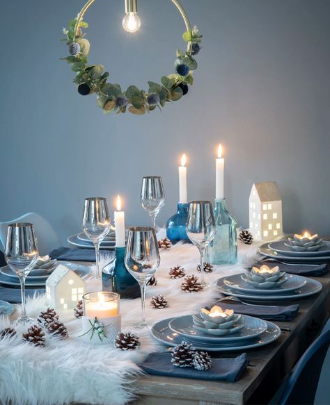 Une déco en bleu pour la table de Noël | My Blog Deco Christmas Scandinavian Style, Blue Christmas Decor, Tafel Decor, Holiday Table Settings, Nordic Decor, Christmas Dining, Christmas Tablescapes, Christmas Table Settings, The White Company