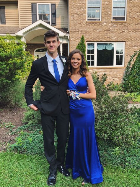 Blue Prom Tux, Prom Couples Blue, Blue Prom Couple, Royal Blue Dress Outfit, Matching Prom, Blue Prom Suit, Prom Outfits For Guys, Prom Photography Poses, Prom Tux