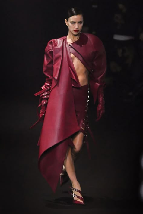 Mugler Fall 2024 Ready-to-Wear Runway, Fashion Show & Collection Review [PHOTOS] Uni Outfits, Show Collection, March 2024, Fashion Show Collection, Fall 2024, Fashion Killa, Business Fashion, Paris Fashion, Runway Fashion