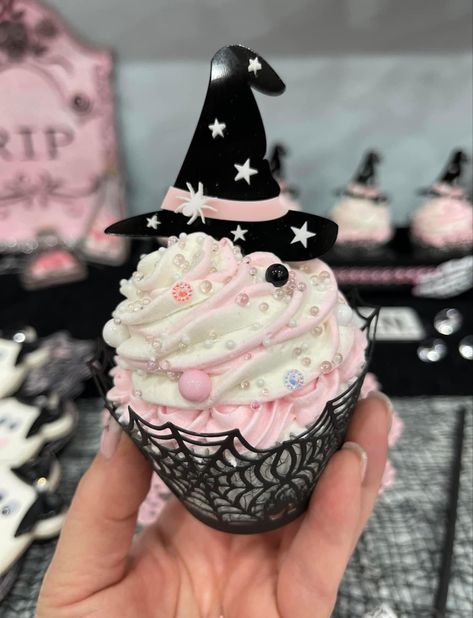 Cute Spooky Desserts, Pastel Goth Birthday Cake, Pastel Halloween Party, Halloween Shower Ideas, Witch Cake, Halloween First Birthday, Halloween 1st Birthdays, Halloween Birthday Cakes, Halloween Baby Shower Theme