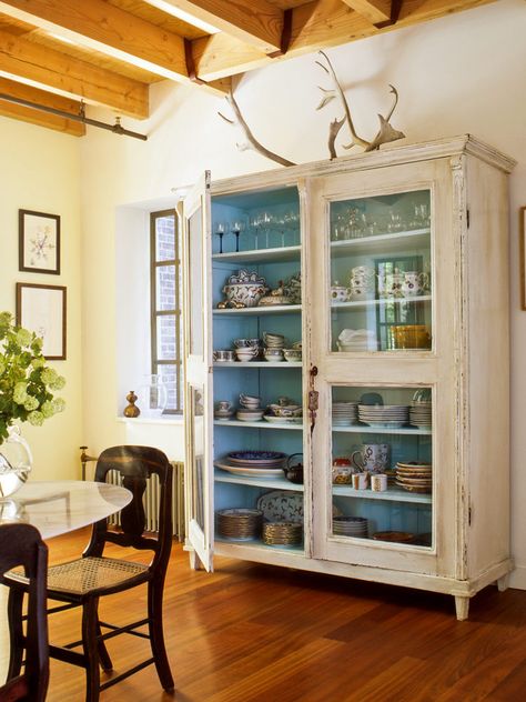 Muebles Shabby Chic, Vintage Armoire, Country Dining Rooms, Redo Furniture, Elle Decor, Home Fashion, House Inspiration, Furniture Makeover, China Cabinet