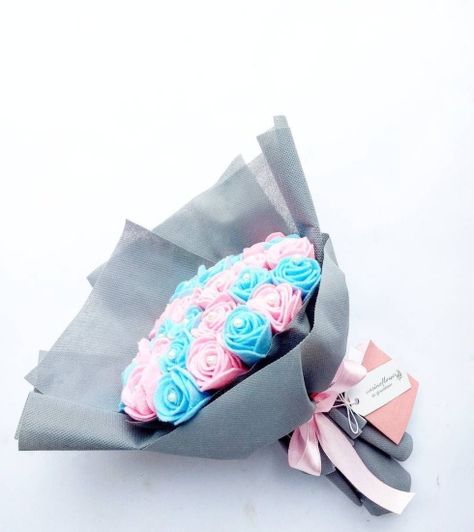 34 Buket Bunga dari Kain Flanel untuk Hadiah Wisuda, Lamaran dan Syukuran - Teman Kreasi Felt Bouquet, Felt Flower Bouquet, Beautiful Flowers Photography, Flower Craft, Dark Flowers, Bouquet Wrap, Flowers Bouquet Gift, Trendy Flowers, Felt Flower