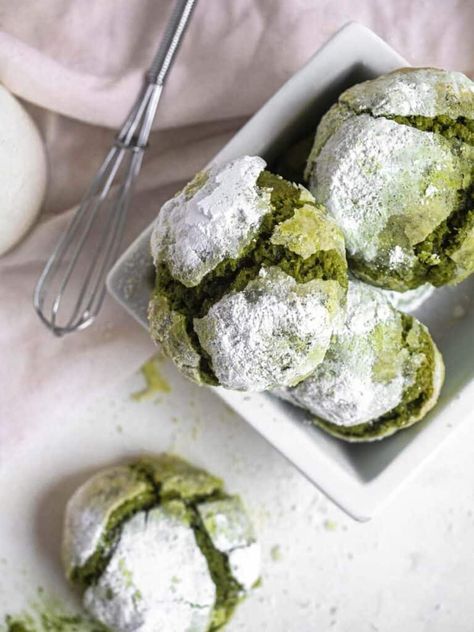 Matcha Crinkle Cookies (Soft and Fudgy) - Catherine Zhang Matcha Crinkle Cookies, Catherine Zhang, Red Velvet Crinkles, White Chocolate Cupcakes, Matcha White Chocolate, Amaretti Cookies, Matcha Cookies, Cookies Soft, Crinkle Cookies