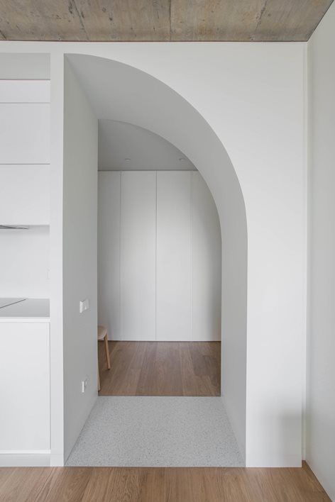 asymmetrical arch door | The Four Seasons | YCL studio Modern Queenslander, Asymmetrical Balance, Half Arch, Diy Entryway Bench, Arch Door, Shell House, Loft Ideas, Monochrome Interior, Quiet Room