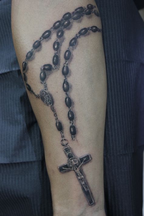 TATTOO REALISTICI, realism, black & grey artskayons@gmail.com Cross Chain Tattoo, Watercolor Wolf Tattoo, New Tattoo Styles, Small Neck Tattoos, Rosary Tattoo, Chain Tattoo, Necklace Tattoo, Tattoo Forearm, Cool Forearm Tattoos