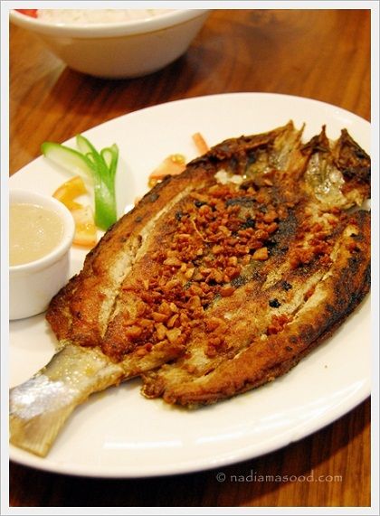 "Bangus sa Bawang" is boneless milk fish pan fried with garlic.    Try this dish only at Barrio Fiesta Dubai! Enjoy your day folks! :) Fish Pan Fried, Boneless Fish, Surf N Turf Recipes, Milk Fish, Surf Turf, Good Monday, Pinoy Food, Filipino Food, Enjoy Your Day