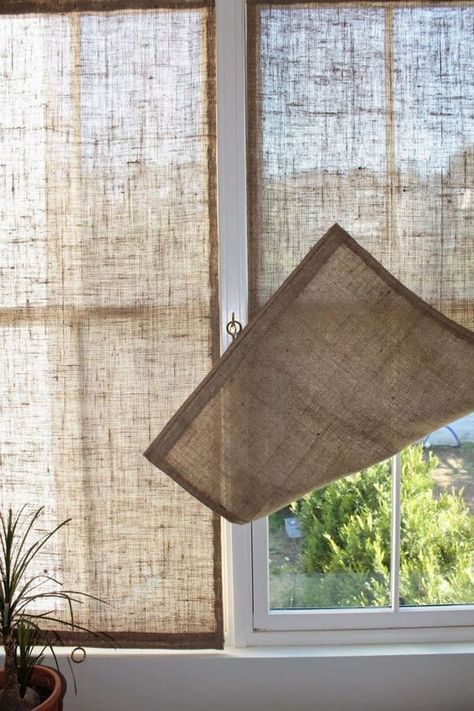 The Shingled House DIY: Easy Burlap Shades (for Less Than $20 Each) - Remodelista Burlap Curtains Diy, Shingled House, Burlap Window Treatments, Creative Window Treatments, Unique Window Treatments, Hantverk Diy, Diy Window Treatments, Burlap Curtains, Diy Burlap