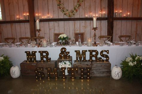 Head Table Decorations Wedding Rustic, Head Table Just Bride And Groom, Rustic Wedding Decor Head Table, Head Table Floor Decor, Decor Behind Head Table Wedding Ideas, Rustic Wedding Cake Table Set Up, Head Table Rustic Wedding, Wedding Head Table Ideas Rustic, Rustic Wedding Head Table Decor