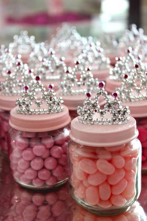 Princess Party Favors - made from upcycled baby food jars. These would be perfect for a little princess baby shower! Baby Jars, Diy Baby Food, Babyshower Party, Idee Babyshower, Crown Party, Diy Party Favors, Diy Bebe, Baby Food Jars, Fiesta Baby Shower