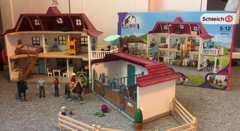 Schleich großer Pferdehof mit Wohnhaus - Fantasie, Kreativität ... Mit Schleich Spielzeug können Kinder ausbrechen und tolle Abenteuer erleben. Sie werden stundenlang mit den Figuren, Tieren, Accessoires und Umgebungen spielen, die die Marke anbietet. Wer oder was ist Schleich? Schleich ist eine deutsche Marke für Kinderspielzeug, insbesondere für kleine Plastikfiguren. #pferdehoffürschleichpferde #pferdehofschleichschleichreiterhof #pferdehofschleichzubehör #pferdehofvonschleich Mein Kind