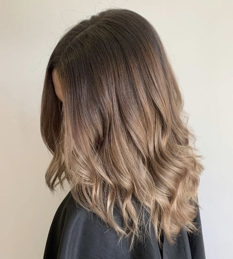 Dark Blonde Hair Shadow Root, Dark Roots Light Ends Brunettes, Dark Roots Light Ends, Brown Hair With Blonde Balayage, Brunette Roots, Root Shadow, Shadow Ideas, Light Brown Balayage, Light Brunette