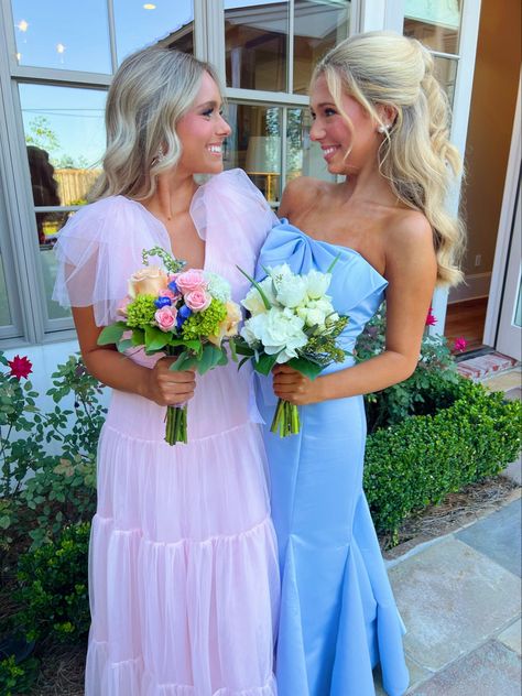 Preppy Prom Dresses Long, Homecoming Dresses Preppy, Preppy Formal Dress, Preppy Prom Dresses, Prom Poses For Friends, Long Hoco Dresses, Preppy Formal, Prom Dress Blue, Prom Pics