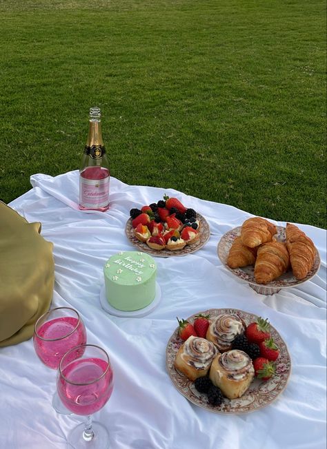 Simple Picnic Food Ideas, Graduation Picnic, Charcuterie Picnic, Breakfast Picnic, Picnic Date Food, Picnic Birthday Party, Confort Food, Picnic Inspiration, Picnic Decorations