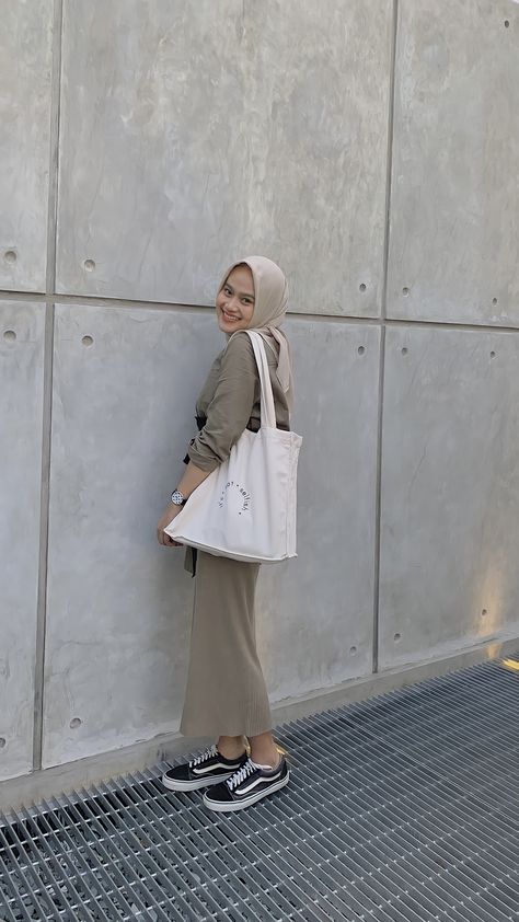 Ootd Kulot, Collage Outfit, Hijab Fits, Outfit Ngampus, Street Hijab, Pashmina Hijab, Collage Outfits, Street Hijab Fashion, Pashmina Hijab Tutorial