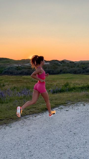 Vision Board Pictures Running, Running Pink Aesthetic, Pink Running Aesthetic, Aesthetic Running Pictures, Aesthetic Running, Running Aesthetic, Running Pictures, Pink Runner, Aesthetic Roses