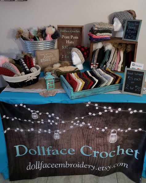 Display Crochet Hats At Craft Fair, How To Display Crochet Items Craft Fairs, Crochet Craft Table Display, Crochet Vendor Display Ideas, Crochet Market Setup Ideas, Crochet Craft Fair Ideas Booth Displays, Vendor Booth Display Ideas Diy, Crochet Vendor Display, Crochet Market Setup