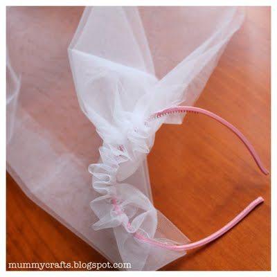 Bridal veil tutorial for R's halloween costume: add roses to the headband so that it looks like mine from the wedding Diy Bride Veil Bachelorette, Diy Halloween Veil, Diy Veil, Veils Bridal Diy, Bridal Shower Veil, Bachelorette Party Veils, Veil Diy, Bachelorette Veil, Bachelorette Diy