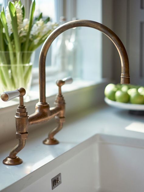 Traditional antique brass kitchen faucet with dual levers with undermount butlers sink and Carrara marble-effect composite worktop. Antique brass traditional mixer tap. Butlers Sink, Antique Brass Kitchen Faucet, Antique Brass Kitchen, Kitchen Faucet Design, Kitchen Lighting Design, Brass Kitchen Faucet, Beautiful Kitchen Designs, Kitchens Luxury, Faucet Design