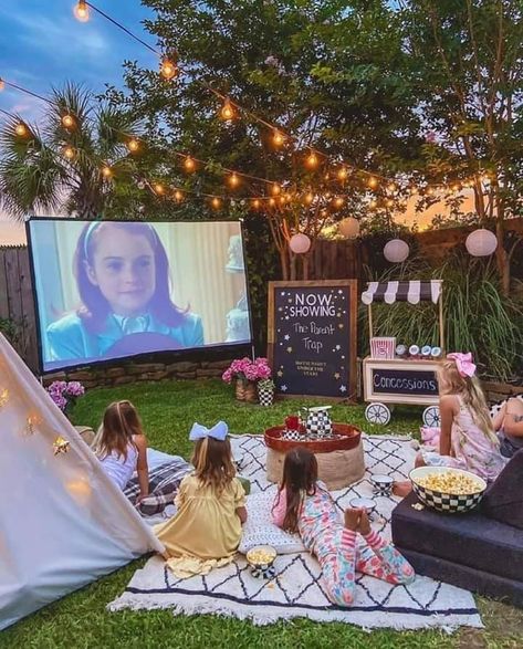 Pyjamas Party, Backyard Birthday Parties, Backyard Movie Nights, Backyard Birthday, Backyard Movie, Movie Night Party, Outdoor Movie, Movie Party, Garden Parties