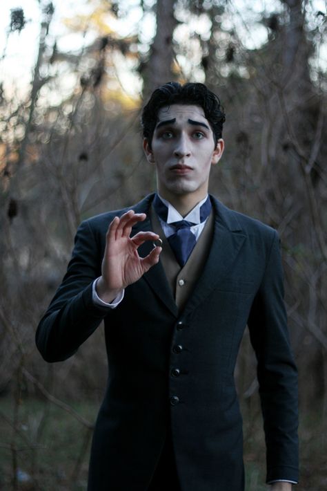 victor costume Tim Burton Makeup Men, Victor Corpse Bride Costume, Tim Burton Halloween Costumes, Disney Costume Makeup, Victoria Costume, Victor Corpse Bride, Party Monsters, Corpse Bride Costume, Zombie Prom