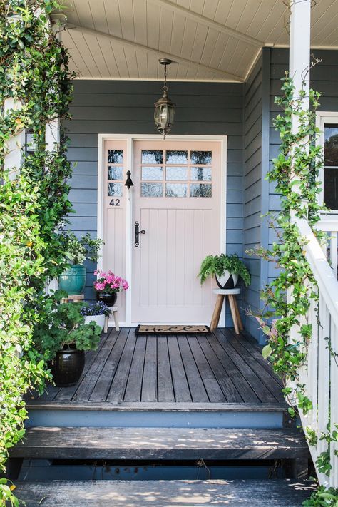 Front Door Ideas, Pink Front Door, Hamptons Style Home, Pink Paint Colors, Pintura Exterior, Cottage Exterior, Exterior Paint Color, Exterior Front Doors, Grey Houses