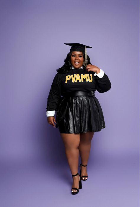 HBCU Grad Shoot School Spirit Graduation Pictures, Plus Size Cap And Gown Pictures, Hbcu College Graduation Pictures, Graduation Outfit Ideas College, Pvamu Grad Pics, Hbcu Graduation Pictures Photo Ideas, Plus Size Graduation Pictures, Graduation Photo Shoot Ideas, Photo Shoot Ideas Black Women