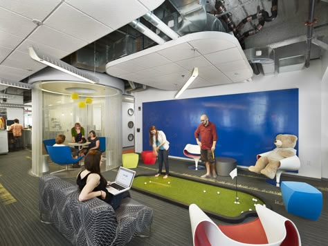 Practice your putting skills at the Google Offices in Cambridge. Adult Room Ideas, Corporate Cafeteria, Coworking Space Design, Google Office, Office Break Room, Office Idea, Mini Office, Cool Office, Game Room Design