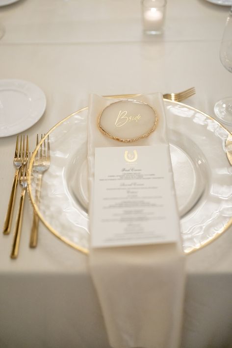 Charger Plate With Napkin, Good Charger Plates Wedding, Gold And White Wedding Aesthetic, Clear Plate Table Setting, White And Gold Table Setting Wedding, Neutral Charger Plates, Gold Charger Plates Table Setting, Gold Charger White Plates Wedding, Wedding Gold Chargers