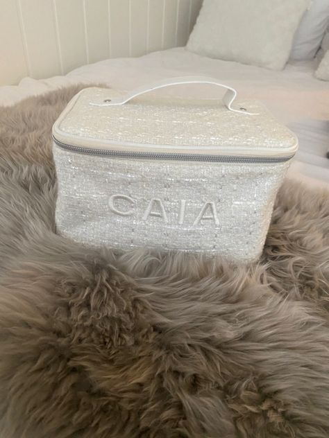 Makeup bag caia cosmetics pretty white glitter girls happiness minimalist Glitter Girl, White Glitter, Love Makeup, Makeup Inspo, White Bag, Makeup Bag, Rum, Beauty Makeup, Hair Care