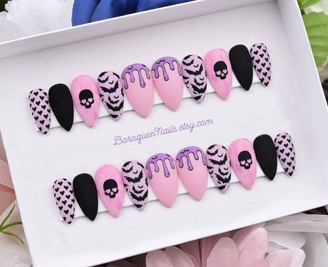 Skull Heart Eyes, Purple Fake Nails, Pastel Goth Nails, Ongles Goth, Goth Nail Art, Nail Art Pink, Kawaii Nail Art, Skull Nails, Cute Halloween Nails