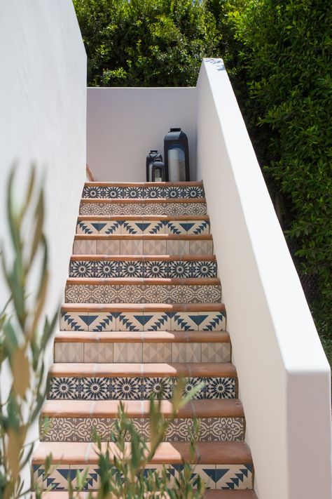 K Design, Mexico House, Home Stairs Design, Spanish Style Homes, Lan Can, Tiles Design, Spanish House, House Stairs, Small Balcony