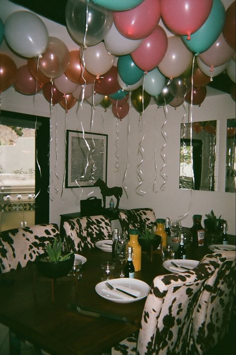 House Party Balloon Decorations, Birthday Party House Decorations, Birthday Party Apartment, Airbnb Party Decor, Birthday Core Aesthetic, Dreamy Birthday Theme, Birthday Party Astethic, Birthday Aestethic, Birthday Party Aesthetic Decorations