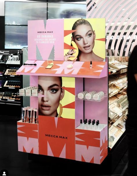 Makeup Retail Display, Retail Fixtures Visual Merchandising, Beauty Visual Merchandising, Beauty Retail Display, Skincare Store Display, Beauty Product Display Ideas, Endcap Display Ideas, Product Display Retail, Makeup Store Design