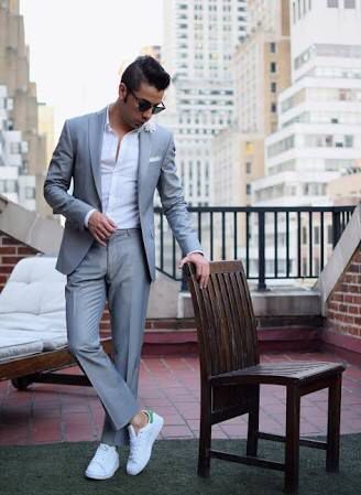 Grey and white, sneakers and suits Terno Slim Fit, Suits And Sneakers, Terno Slim, Blazer Outfits Men, White Sneakers Men, Grey Suit, Mens Fashion Smart, Hipster Mens Fashion, Traje Casual