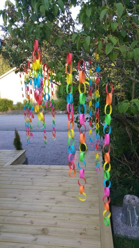 Rainbow Decor Outdoor, Preschool Party Decorations, Colorful Decorating Ideas Party, Festival Decorations Outdoor Summer, Carnaval Decoration Ideas, Creative Rainbow Art, Rainbow Party Decorations Outdoor, Indie Themed Birthday Party, Rainbow Outdoor Party