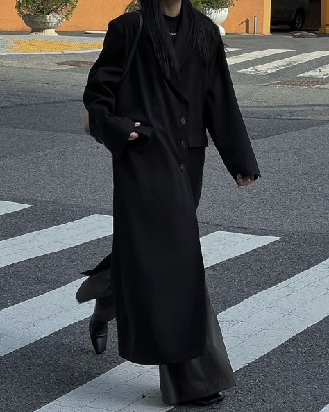 Black Wool Coat Aesthetic, Korean Winter Outfits Coats, Black Wool Coat Outfit, Long Black Coat Outfit, Wool Coat Outfit, Full Black Outfit, Black Coat Outfit, Korean Winter Outfits, Long Coat Outfit