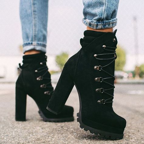 Miss Lola || misslola.com (@misslolaofficial) • Fotos y vídeos de Instagram Hak Tinggi, Heel Boots For Women, Short Suede Boots, Boot Heels, Chunky Heel Booties, Studded Shorts, Chunky Heel Ankle Boots, High Heel Stiefel, Black High Heel Boots